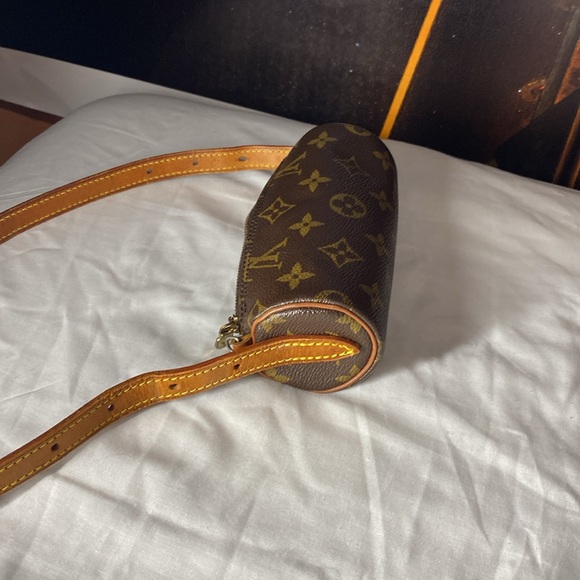 Small Louis Vuitton round bag longer strap great for a night on the town - Picture 3 of 6